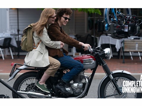 Die Triumph Bonneville T100 im Film A COMPLETE UNKNOWN