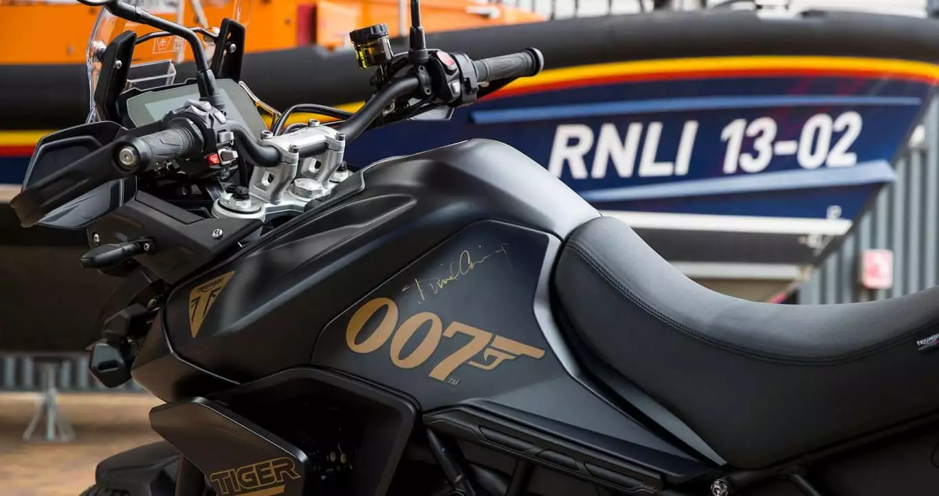 Daniel Craig versteigert signierte Triumph Sondermodelle zugunsten der RNLI Daniel Craig versteigert signierte Triumph Sondermodelle zugunsten der RNLI