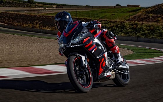 BEST LIGHTWEIGHT STREETBIKE: APRILIA RS 457 - Bild 1