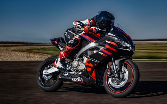 BEST LIGHTWEIGHT STREETBIKE: APRILIA RS 457 - Bild 3