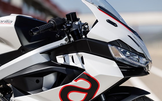 BEST LIGHTWEIGHT STREETBIKE: APRILIA RS 457 - Bild 4