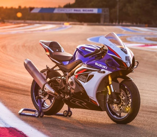SUZUKI NEUHEITEN VORSTELLUNG GEHT WEITER 
 SUZUKI GSX-R1000R 40th Anniversary Edition 2026

Durch optimierte Einlass- und Auslasskanäle sowie die Integration eines zweiten Satzes S-TFI ...