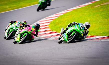 Regen, Rekorde und pures Racing | Kawasaki