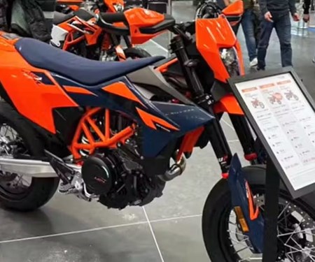 Die neue KTM 690 SMC R 2025 ist da!
