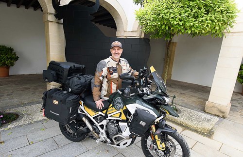 Una Triumph en el país del sol naciente: Julio Álamo culmina en Japón su aventura ToroEnMoto
