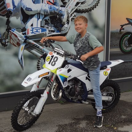 Nachwuchs für den MX-Sport 
Mit Alexander steigt ein weiterer junger Sportler in den MX-Sport ein. Mit seiner neuen Husqvarna TC 85 wird er sämtliche MX ... Weiter >>