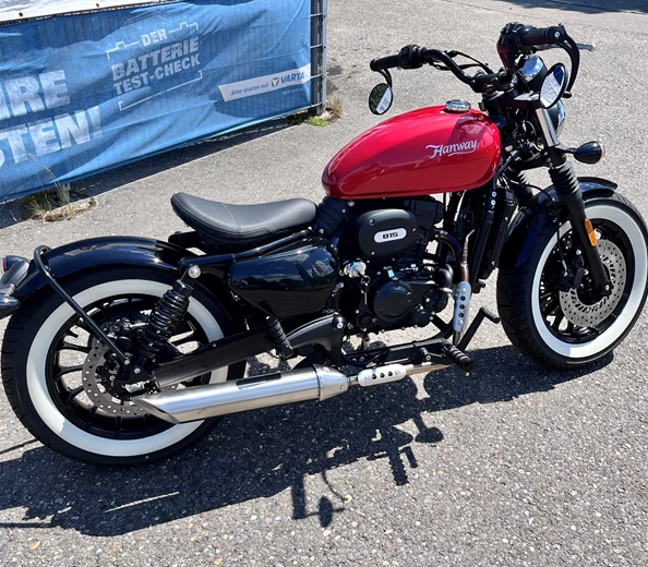 Letzte 125er Bobber Hanway Retro mit Weisswandreifen, 15 Ps, 2 Jahre Garantie
Für Solo Fahrer...
(zweiter Sitz aber auch vorhanden)
Nur noch eine verfügbar
125er Hanway BOBBER 125 im Retro Look mit 15 PS, ABS, Lenkeren ...