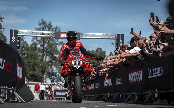 WSBK Runde 9 in Magny Cours: Nicoló Bulega in allen Rennen auf Platz 2 - Bild 10