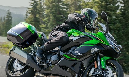 Mehr Fahrspaß und Platz für Abenteuer: Ninja 1100SX mit gratis Koffersatz | Kawasaki