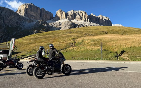 ENERGICA Week 2025 – Unvergessliche Tour durch die Dolomiten mit unserer Community - Bild 12 ENERGICA Week 2025 – Unvergessliche Tour durch die Dolomiten mit unserer Community - Bild 12