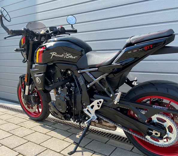 SUZUKI GSX 8T und GSX 8TT bei uns in Fürth
WIR HABEN SIE
Kommt gerne vorbei und schaut euch die neuen Suzukis bei uns an.
Euer Roadstar Team