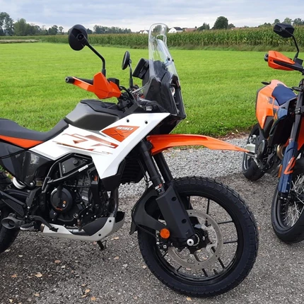 Die neuen KTM Modelle jetzt bei uns erhältlich
Diese Woche sind die neuen KTM Modelle bei uns eingetroffen. Darunter die neue 390 Enduro R, die SMC 690 R als auch die neue ... Weiter >>