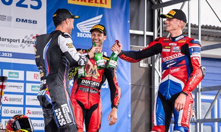 Perfektes IDM-Wochenende: Lukas Tulovic dominiert in Oschersleben auf der Ducati Panigale V4 R