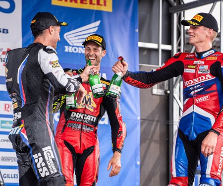 Perfektes IDM-Wochenende: Lukas Tulovic dominiert in Oschersleben auf der Ducati Panigale V4 R