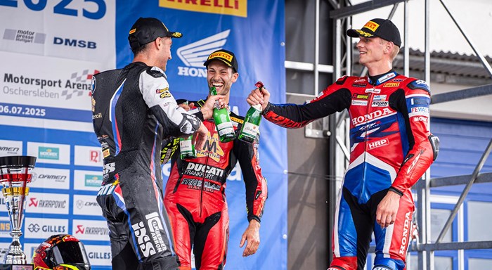 Perfektes IDM-Wochenende: Lukas Tulovic dominiert in Oschersleben auf der Ducati Panigale V4 R