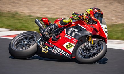 IDM in Most: Lukas Tulovic auf seiner Ducati Panigale V4 R der schnellste Fahrer im Feld