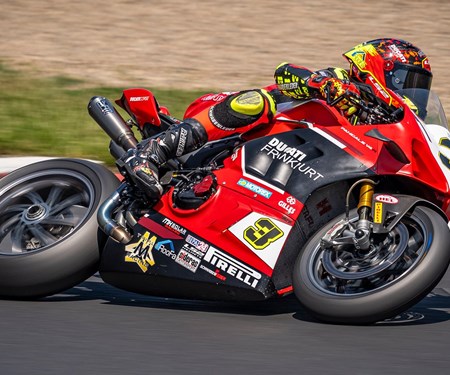 IDM in Most: Lukas Tulovic auf seiner Ducati Panigale V4 R der schnellste Fahrer im Feld