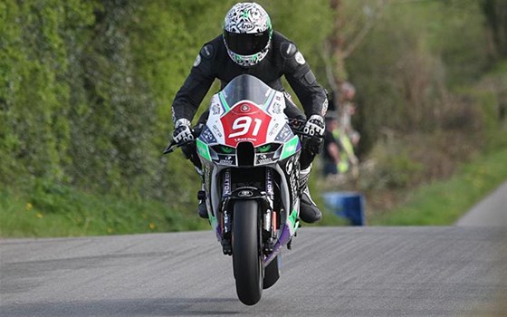 Julian Trummer und Kawasaki beim North West 200 – Racing auf der Überholspur - Bild 3