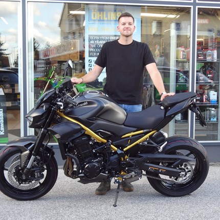  Motorradfahren wäscht die Seele vom Staub des Alltags rein.    
Die Wahl des richtigen Motorrades ist nicht immer sehr einfach. Alexander hat sich nach langer und sehr reiflicher Überlegun ... Weiter >>