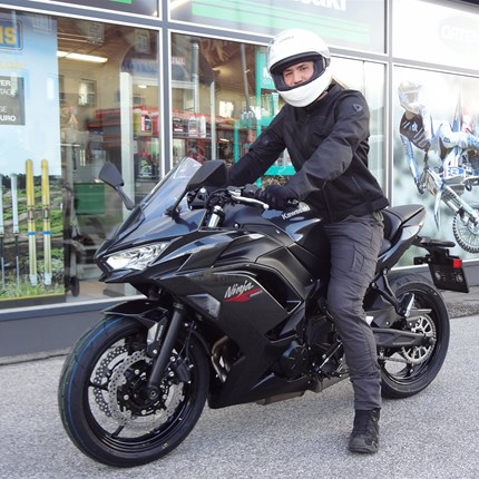  Ein Leben ohne Motorradfahren ist möglich aber sinnlos.    
Diesen Spruch hat Mikail in die Tat umgesetzt  und sich eine nagelneue Kawasaki Ninja 650, Modell 2026 abgeholt. Wir bedanke ... Weiter >>