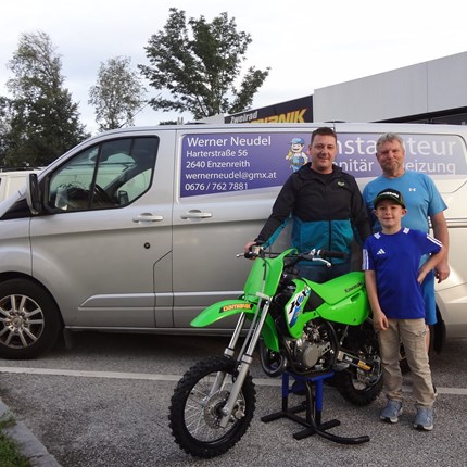 Übergabe einer Kawasaki KX 65! 
Das Motocross-Fieber liegt in der Familie. Papa und Sohn sind leidenschaftliche Motocrosser und Opa teilt ebenfalls diese MX ... Weiter >>