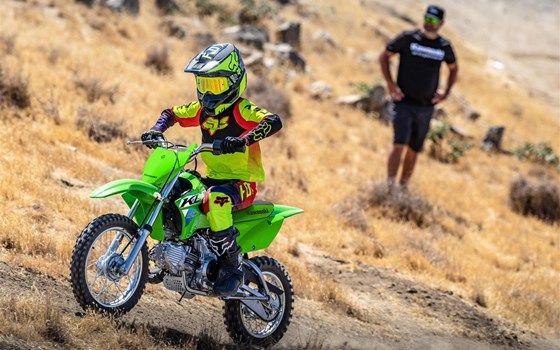 2026 kommt das Kawasaki Offroad-Duo für junge Piloten - Bild 1