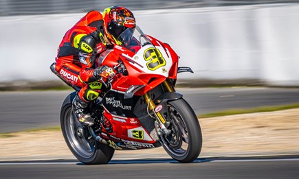 Lukas Tulovic auch 2026 auf Ducati in der IDM Superbike