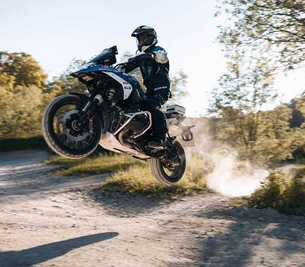 Deine nächste Tour wartet schon auf Dich – sichere Dir satte 15%* auf alle Koffersysteme von BMW Motorrad. Variokoffer, Alukoffer, Tourenkoffer – BMW Motorrad bietet auch für Deine Maschine das passende Gepäcksystem. Passt, sieht gut aus und
bietet genu ...
