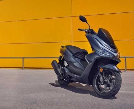 HONDA PCX125, Modelljahrgang 2025 Dank aufgefrischtem Design und neuer Farben behält der beliebte PCX125 von Honda seinen Platz im Herzen der urbanen Rollerkult ... Weiter >>