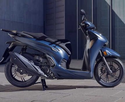 Honda SH350i, Modelljahrgang 2025 Der SH350i, das dynamisch motorisierte Spitzenmodell der erfolgreichen SH-Rollerfamilie, rollt 2025 mit überarbeitetem Design, ... Weiter >>