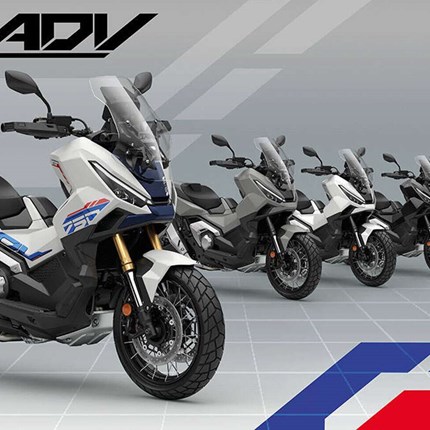 Neue Farben für Honda Forza 750 und X-ADV Frisches Lackkleid für den Forza 750 unterstreicht den urbanen Stil Tricolour Special Edition für den einzigartigen X-ADV Zw ... Weiter >>