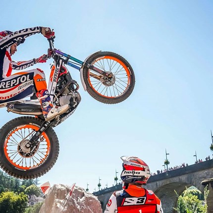 Toni Bou: Feier des erfolgreichsten Champions aller Zeiten Es gibt Rekordbrecher – und dann gibt es Toni Bou. Mit einer weiteren dominanten Vorstellung in der letzten Runde der TrialGP- ... Weiter >>