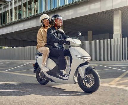 HONDA CUV e:, Neumodell 2025 Der Honda CUV e: ist ein Roller für moderne Pendler. Damit offeriert der größte Motorradhersteller der Welt sein zweites Elekt ... Weiter >>