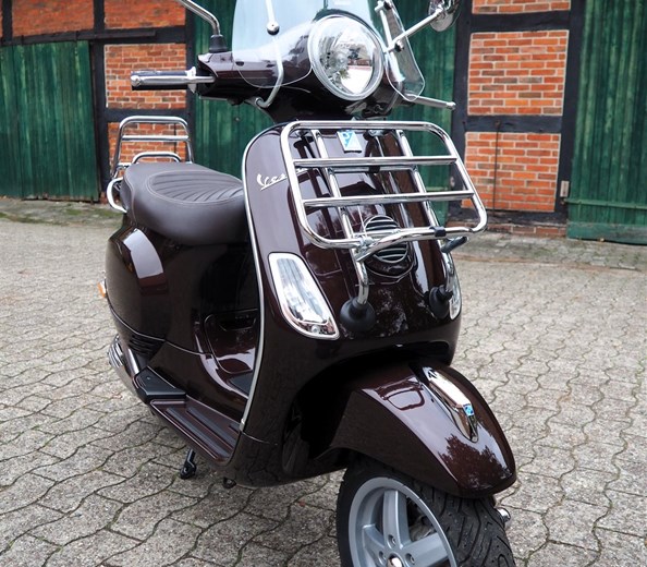 Wunderschöne Vespa! 
LX50 Touring mit nur 6.000 Km!