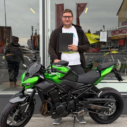 Warum ich Motorrad fahre? Weil jeder das Recht auf Freiheit hat! 
Patrik nimmt sich das Recht auf Freiheit! Er ist jetzt stolzer Besitzer einer Kawasaki Z 900! Wir wünschen mit den neuen Bik ... Weiter >>