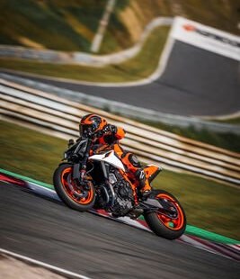 Neue Messlatte in der Mittelklasse: Die KTM 990 Duke R 2026 