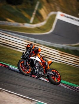 Neue Messlatte in der Mittelklasse: Die KTM 990 Duke R 2026  - Bild 1