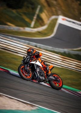 Neue Messlatte in der Mittelklasse: Die KTM 990 Duke R 2026 