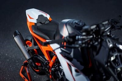 Neue Messlatte in der Mittelklasse: Die KTM 990 Duke R 2026  - Bild 2