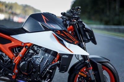 Neue Messlatte in der Mittelklasse: Die KTM 990 Duke R 2026  - Bild 3