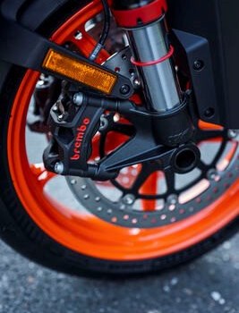 Neue Messlatte in der Mittelklasse: Die KTM 990 Duke R 2026  - Bild 5