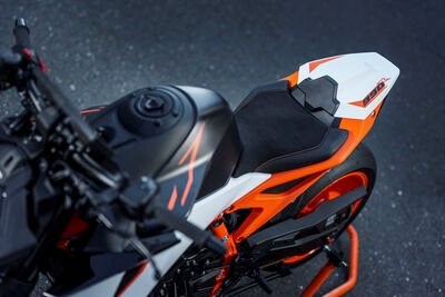 Neue Messlatte in der Mittelklasse: Die KTM 990 Duke R 2026  - Bild 6