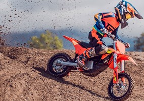 2026 KTM SX-E 5 Die KTM SX-E 5 repräsentiert die neueste Generation fortschrittlicher, vollelektrischer Mini-Crosser, die sich sowohl an Anfänger als auch an wettbewerbsfähige junge Rennfahrer richtet. Die KTM SX-E 5 setzt Maßstäbe in Sachen einstellbarer Ergonomie und ist eine hochwertige, praxisnahe READY TO RACE-Alternative zum benzinbetriebenen 50-ccm-Motor. Die KTM SX-E 5 ist kein Spielzeug: Sie ist eine echte Plattform für junge Leute, die das Gefühl haben, einen Gashebel in der rechten Hand zu haben, ohne die Komplikationen von Emissionen, komplexer Wartung und Lärm. Ob beim Fahren, Trainieren oder im Rennsport, die neue KTM SX-E 5 ist alles, was sie sich jemals gewünscht haben und alles, was sie jemals brauchen werden - mit Stolz entworfen, entwickelt und produziert in Österreich.