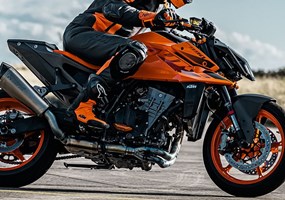 2024 KTM 990 DUKE Die völlig neue KTM 990 DUKE trifft hochpräzise immer ins Schwarze. Mit 123 PS und 103 Nm in einem völlig neuen Rahmen, einer einstellbaren WP APEX-Federung und einer feinabgestimmten Elektronik ist sie das leichteste, schärfste und leistungsstärkste NAKED-Motorrad der Mittelklasse, das jemals den Namen DUKE getragen hat.