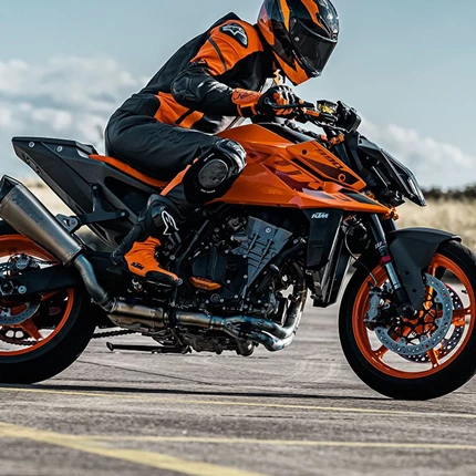2024 KTM 990 DUKE Die völlig neue KTM 990 DUKE trifft hochpräzise immer ins Schwarze. Mit 123 PS und 103 Nm in einem völlig neuen Rahmen, einer einstellbaren WP APEX-Federung und einer feinabgestimmten Elektronik ist sie das leichteste, schärfste und leistungsstärkste NAKED-Motorrad der Mittelklasse, das jemals den Namen DUKE getragen hat.