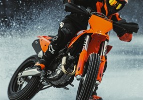 2025 KTM 450 SMR Die KTM 450 SMR 2025 ist das einzige Bike, das alle Aspekte des Motorradsports abdeckt. Sie greift die Vorteile der siegreichen KTM 450 SX-F auf und macht sie mit Rennslicks, starken Bremsen und einer erstklassigen Federung fit für den Asphalt. Das ist READY TO RACE in Reinform.