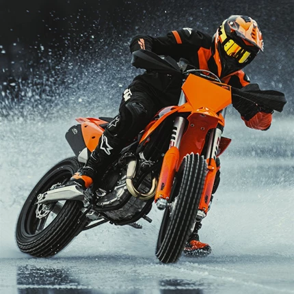 2025 KTM 450 SMR Die KTM 450 SMR 2025 ist das einzige Bike, das alle Aspekte des Motorradsports abdeckt. Sie greift die Vorteile der siegreichen KTM 450 SX-F auf und macht sie mit Rennslicks, starken Bremsen und einer erstklassigen Federung fit für den Asphalt. Das ist READY TO RACE in Reinform.