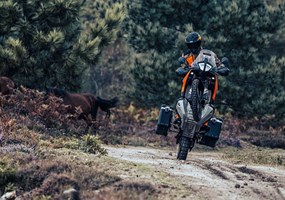 2024 KTM 890 Adventure Kurz gesagt: Die KTM 890 ADVENTURE ist einfach ein echtes Adventure-Bike. Die für das Modelljahr 2024 aufgefrischte KTM 890 ADVENTURE bietet eine unübertroffene Fahrbarkeit, ob auf Autobahnen oder Schotter-Serpentinen. Mit einer überarbeiteten, einstellbaren Federung, verbessertem Sitzbankkomfort und besserem Windschutz steht die KTM 890 ADVENTURE 2024 bereit, dich ins Unbekannte zu bringen.