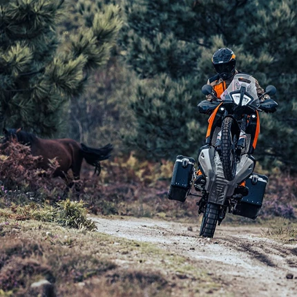 2024 KTM 890 Adventure Kurz gesagt: Die KTM 890 ADVENTURE ist einfach ein echtes Adventure-Bike. Die für das Modelljahr 2024 aufgefrischte KTM 890 ADVENTURE bietet eine unübertroffene Fahrbarkeit, ob auf Autobahnen oder Schotter-Serpentinen. Mit einer überarbeiteten, einstellbaren Federung, verbessertem Sitzbankkomfort und besserem Windschutz steht die KTM 890 ADVENTURE 2024 bereit, dich ins Unbekannte zu bringen.