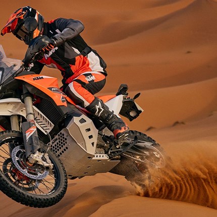 2024 KTM 890 ADVENTURE R RALLY Die auf insgesamt 700 Stück weltweit begrenzte, zu 100 % in Österreich hergestellte KTM 890 ADVENTURE R RALLY 2024 erobert das Terrain der mittelschweren Adventure-Bikes mit dem Furor eines Motorrads, das bereits bei der Dakar unter Beweis stellen konnte: Es ist absolut READY TO RACE. Bei dem serienmäßig mit einer vom Rennsport übernommenen WP XPLOR PRO Federung, geländegeeigneten Felgen und einem leichten Akrapovič „Slip-on Line“-Schalldämpfer ausgestatteten Bike ist das Fahrtziel zweitrangig. Mit ihrer unübertroffenen Fähigkeit, von Schotterpisten bis schmalen Pfaden jedes Gelände zu bewältigen, setzt die KTM 890 ADVENTURE R RALLY hinsichtlich echter Offroad-Kompetenz neue Maßstäbe.